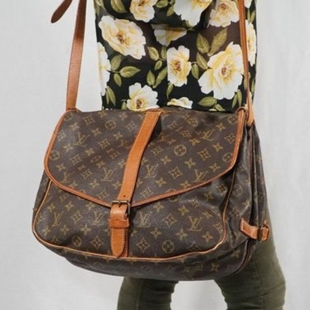 ⭐🔥AUTHENTIC🔥⭐Louis Vuitton Saumur 35 Crossbody bag